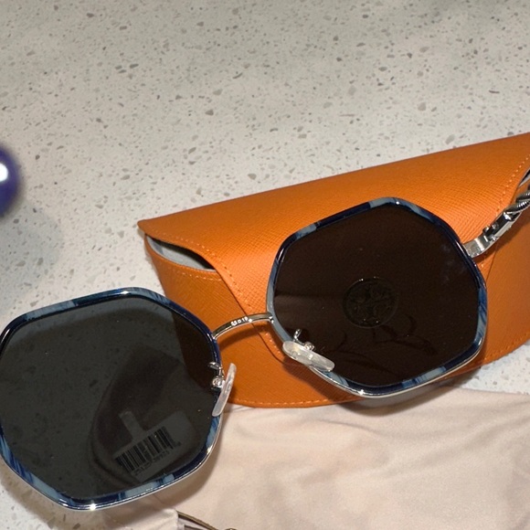 Black and silver Tory Burch Sunglasses with case - Picture 3 of 4